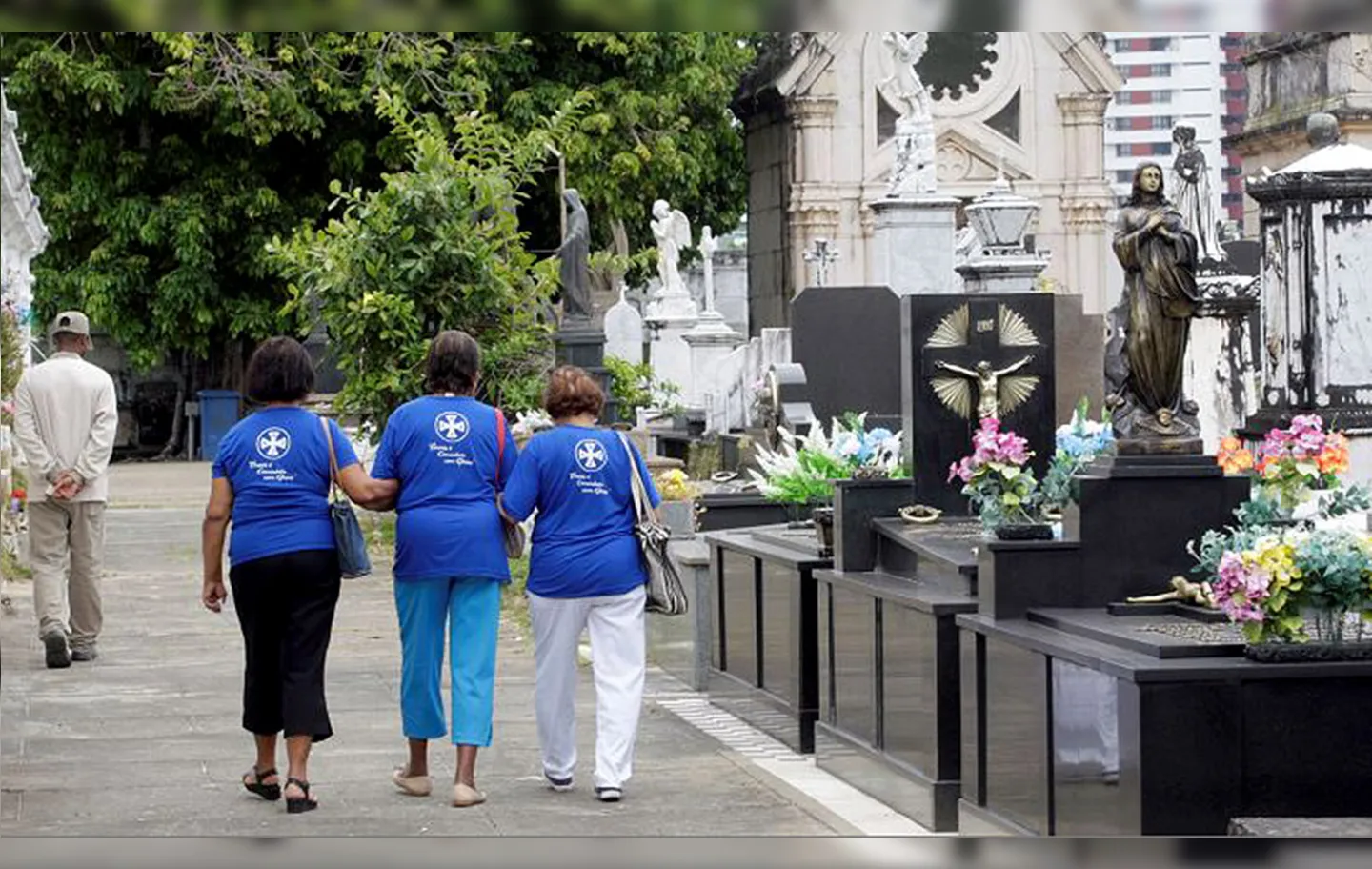 Grupos de idosos foram ao Campo Santo reverenciar a memória dos parentes