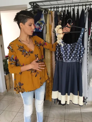 Estilista baiana Su Martins com um vestido feito com tecidos de guarda-chuvas descartados