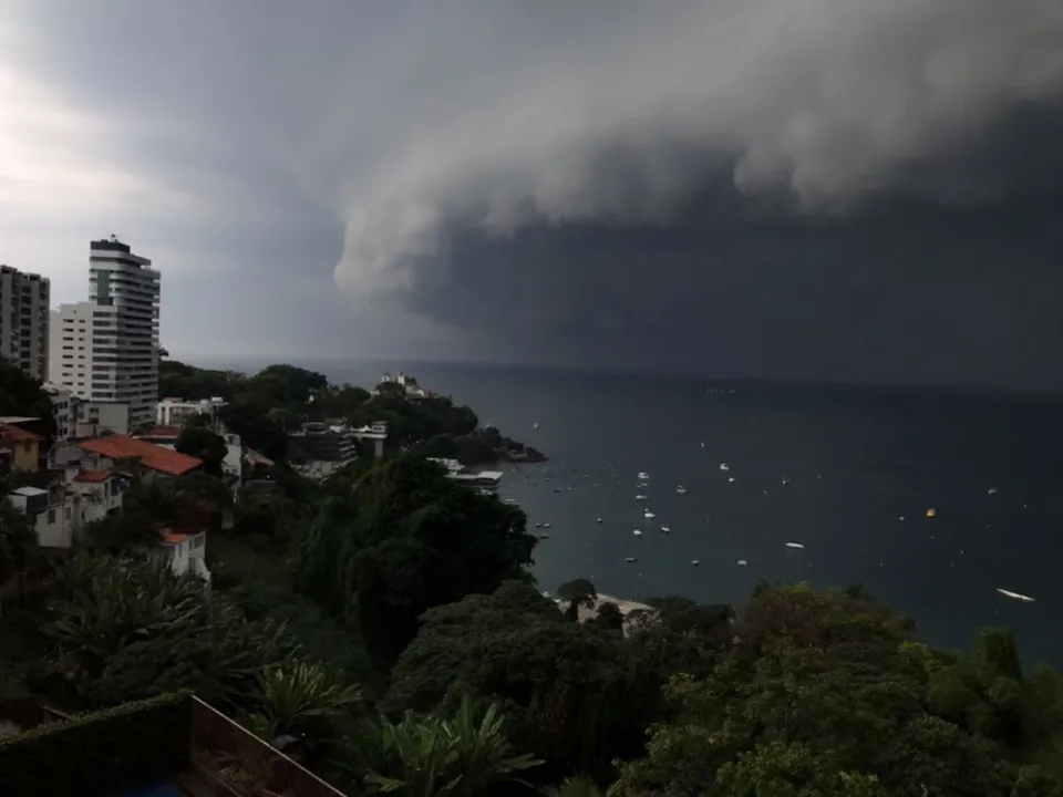 Ciclone subtropical assustou banhistas neste sábado
