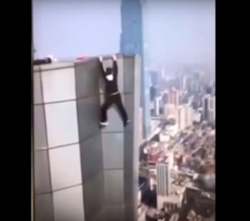 Wu Yongning realizava manobra arriscada quando despencou do edifício