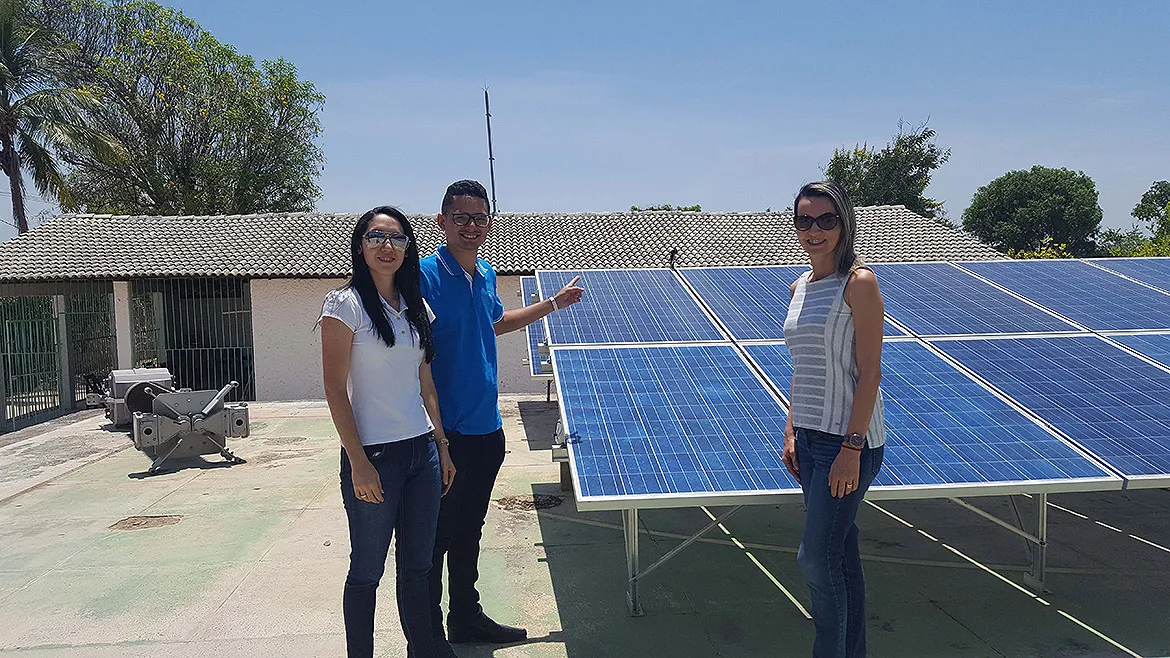 Os estudantes Michelle Melo e João Lucas de Souza contam com a orientação da professora Danielle Delgado