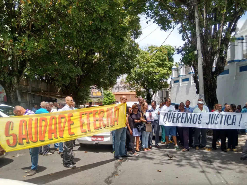 Grupo pede que a polícia identifique e prenda o responsável pelo crime