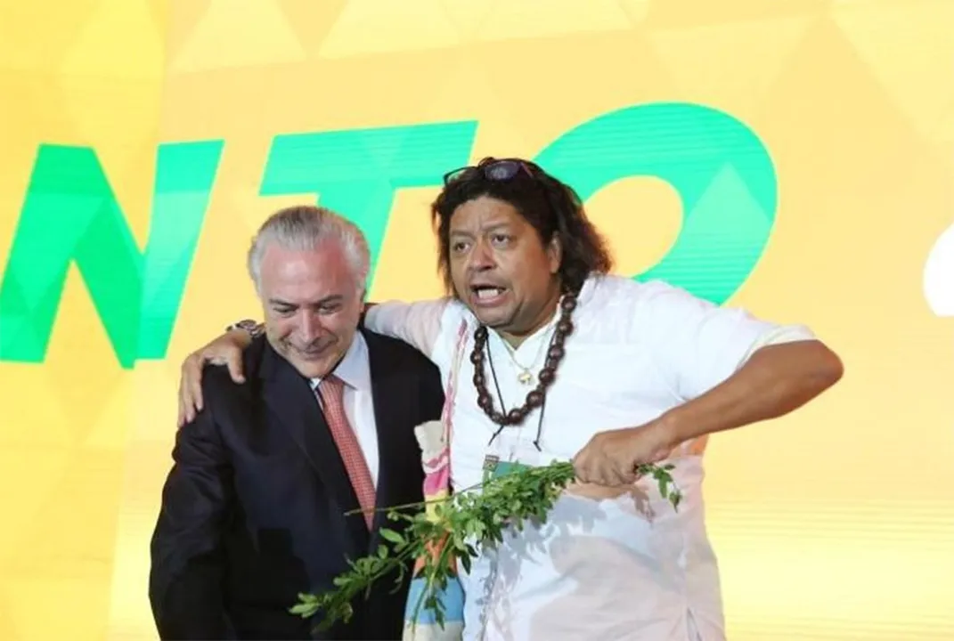 Pai de santo subiu no palco para benzer o presidente durante convenção do PMDB