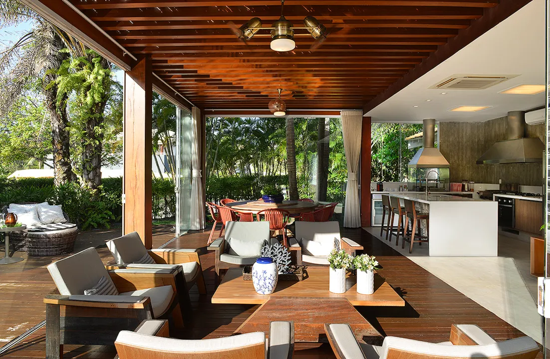 No projeto da arquiteta Aline Cangussú, a estrutura da área da varanda é composta por vigas que permitem a ventilação