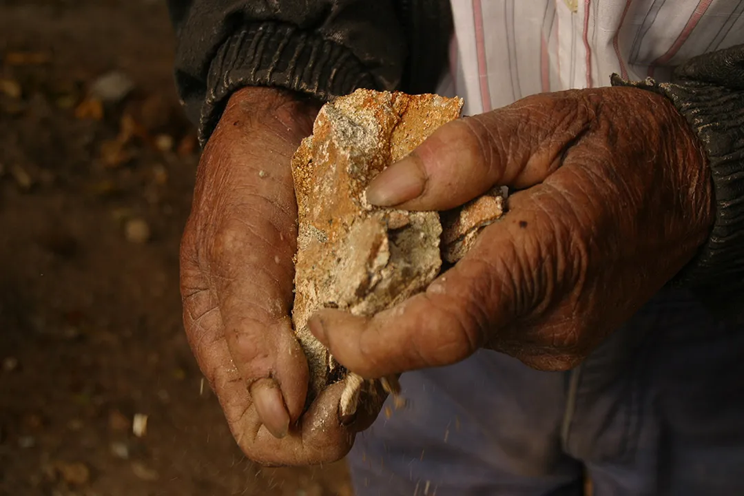Trabalhador manipula amianto na Sama Mineradora, empresa que explorou a fibra durante 30 anos na Bahia