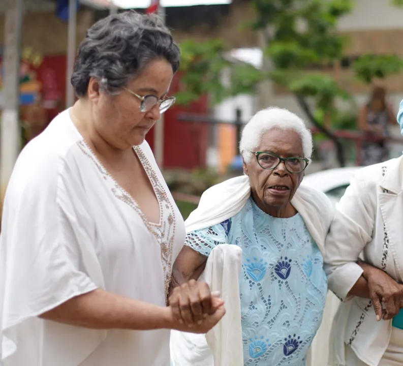 Mãe Stella ao lado da psicóloga Graziela Domini