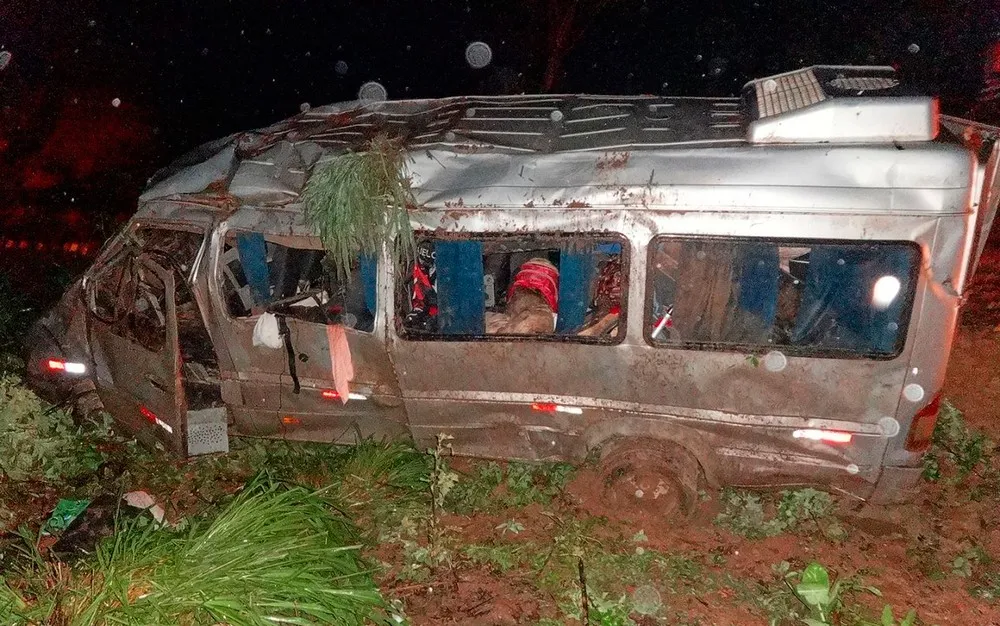 O motorista perdeu o controle da direção e saiu da pista