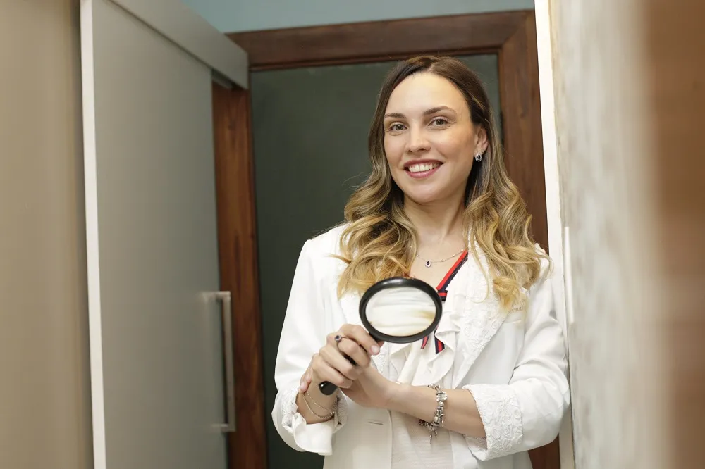 A dermatologista Helga Abreu é especialista em tricologia, que estuda as doenças do cabelo e do couro cabeludo