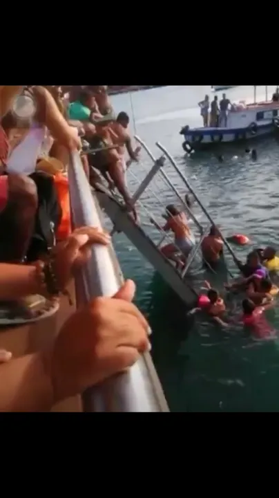 Assustadas, pessoas tentam sair da água depois de ponte cair