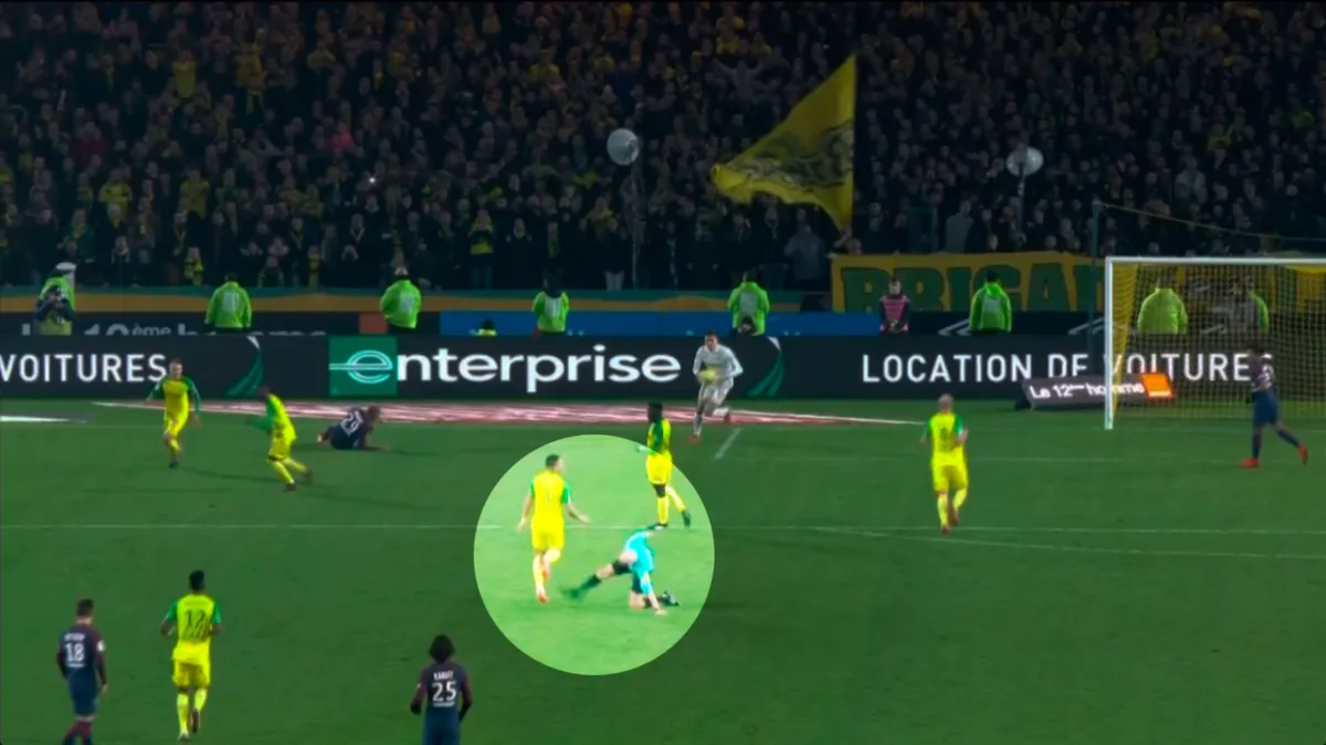 Após a agressão o árbitro ainda expulsou o jogador brasileiro