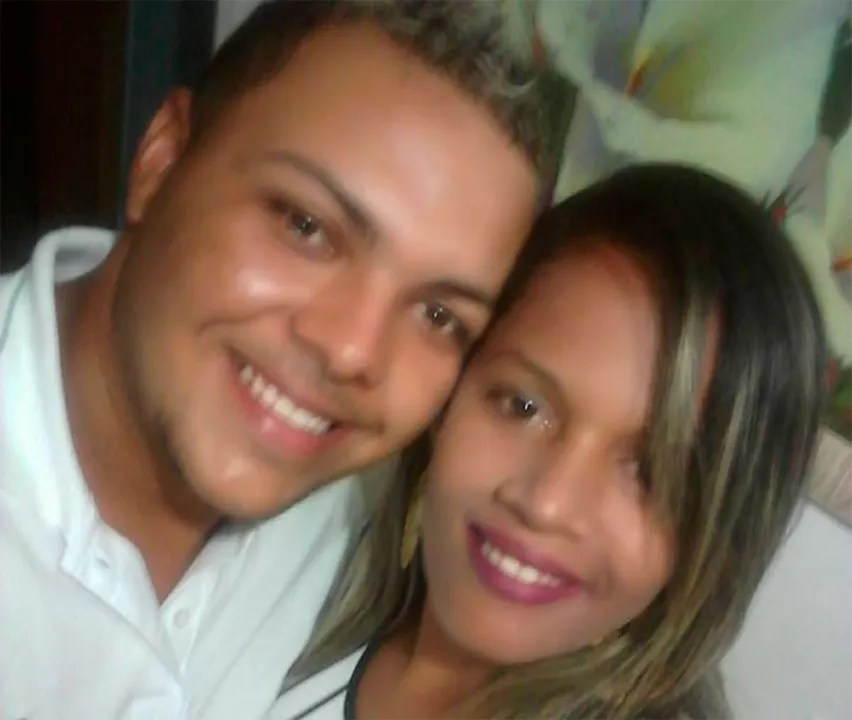 Homens em uma moto atiraram contra o casal que estava em uma pizzaria