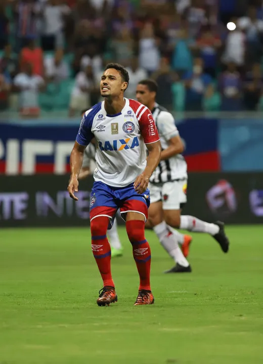 Edigar Junio lamenta pênalti perdido ainda na primeira etapa da partida