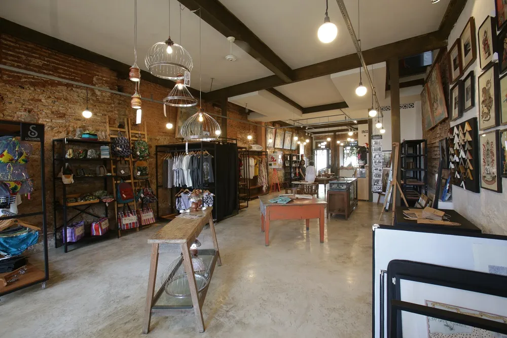 A casa investe em produtos baianos, como as roupas da Dresscoração e fotos de Helen Salomão