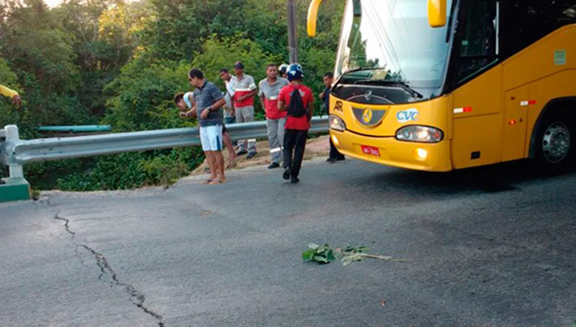 Pista apresenta rachaduras e motoristas temem desabamento