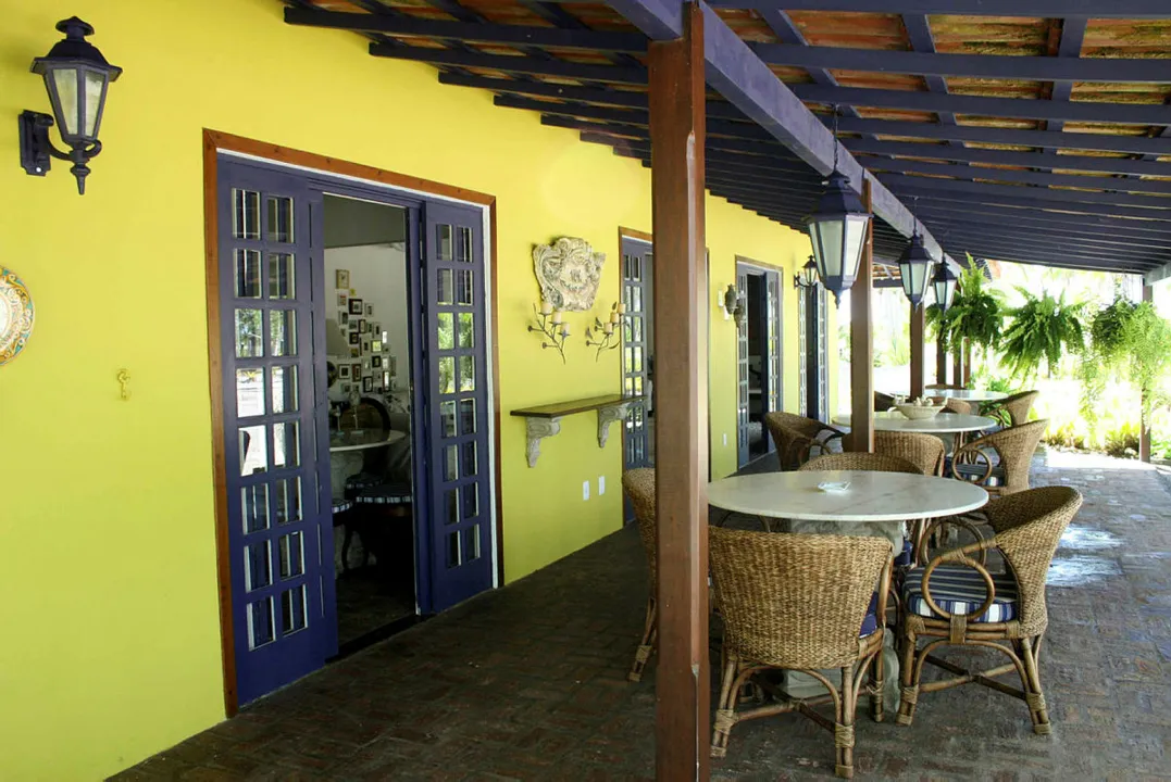 Na reforma do escritório Korman Arquitetos, vigas foram preservadas e fachada pintada de amarelo