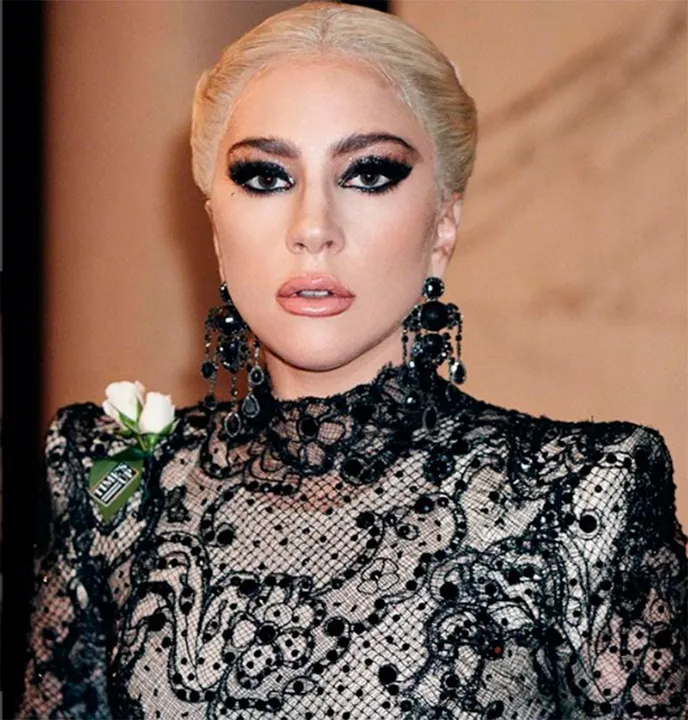 Lady Gaga apostou num vestido com ombreiras pontudas, brincos gigantes e uma maquiagem dramática