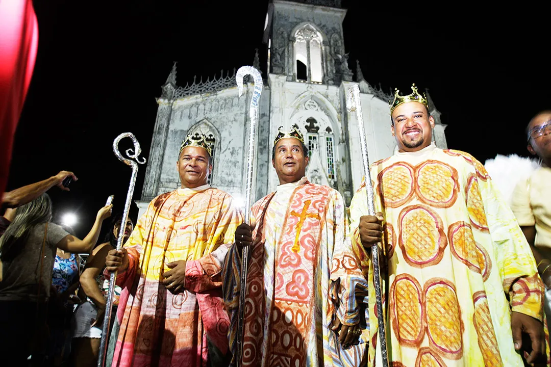 Personagens dos Três Reis Magos durantes desfile no largo da Lapinha