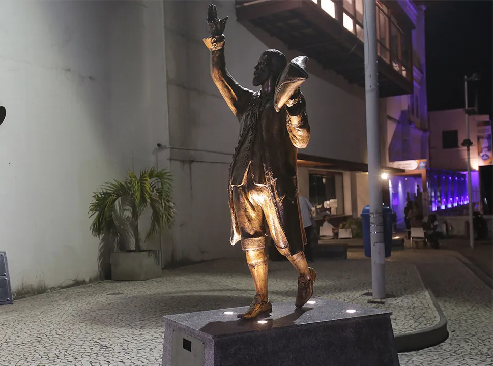 Obra em fibra de vidro do poeta Gregório de Matos