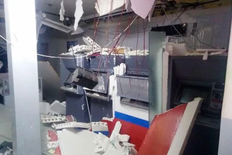 A agência ficou totalmente destruída após o ataque dos criminosos