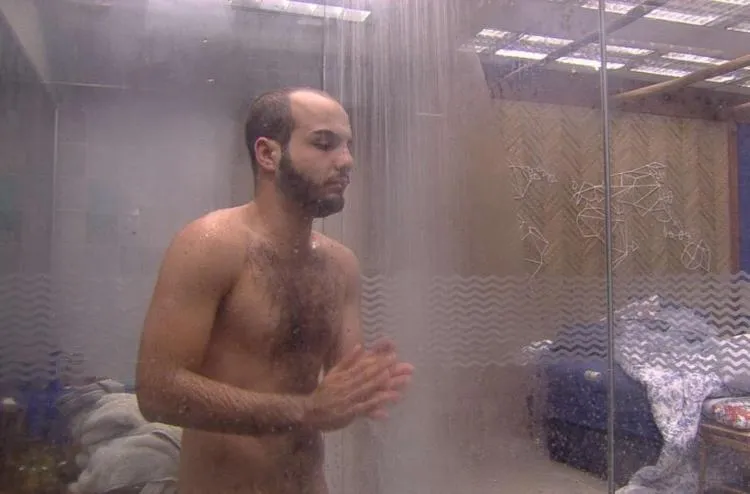 Após terminar a ducha, Mahmoud caiu na real
