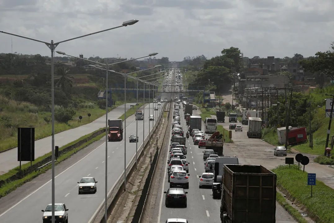 Trafego segue lento na rodovia por conta do acidente