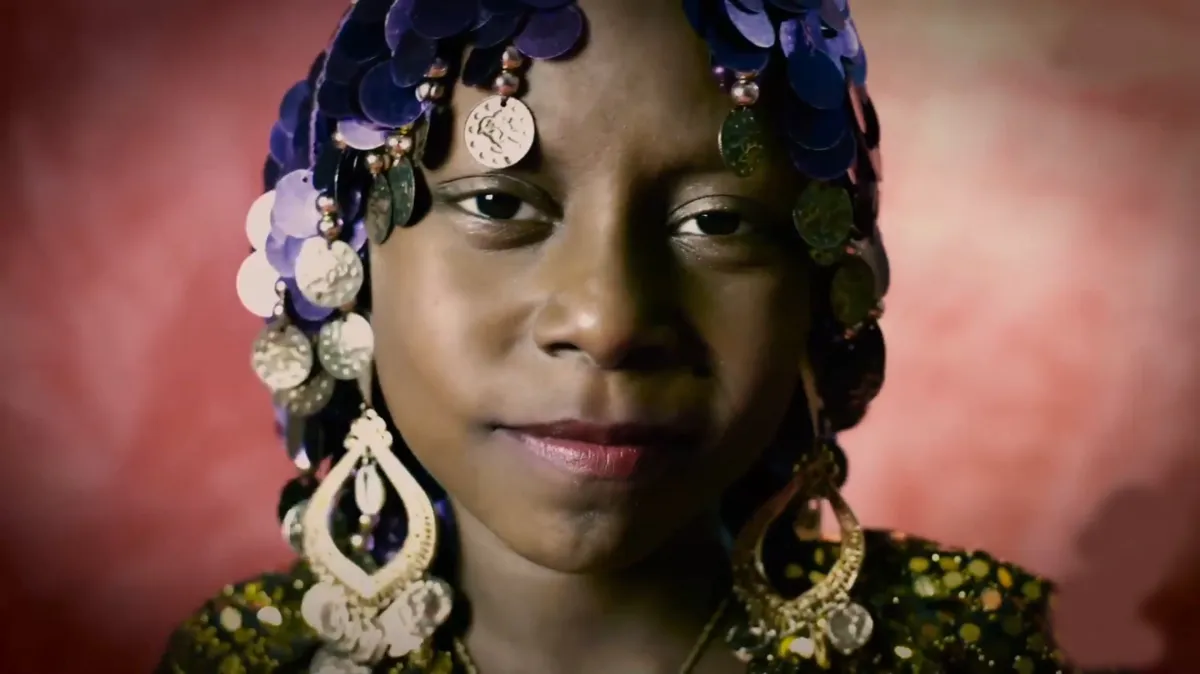 A pequena Dandara, de 10nos, protagoniza os calendários Amores e Cores da campanha