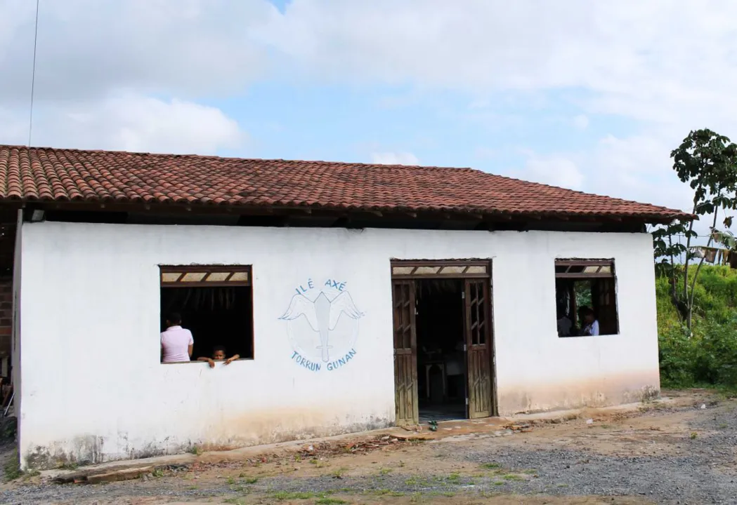 Policiais teriam invadido o terreiro atirando