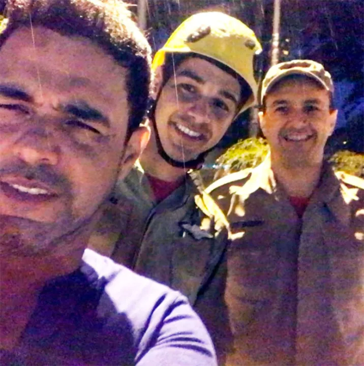 Zezé di Camargo ao lado dos bombeiros que o salvaram na enchente