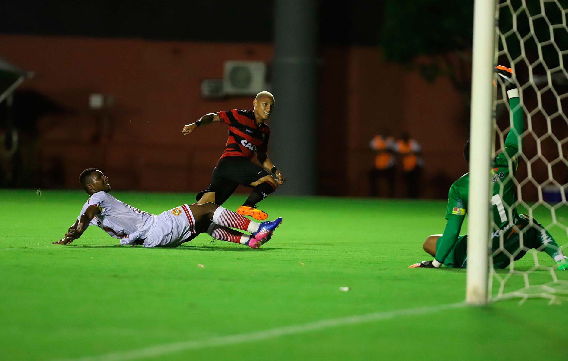 Com gol no final do 2º tempo, Vitória empata na estreia do Baianão