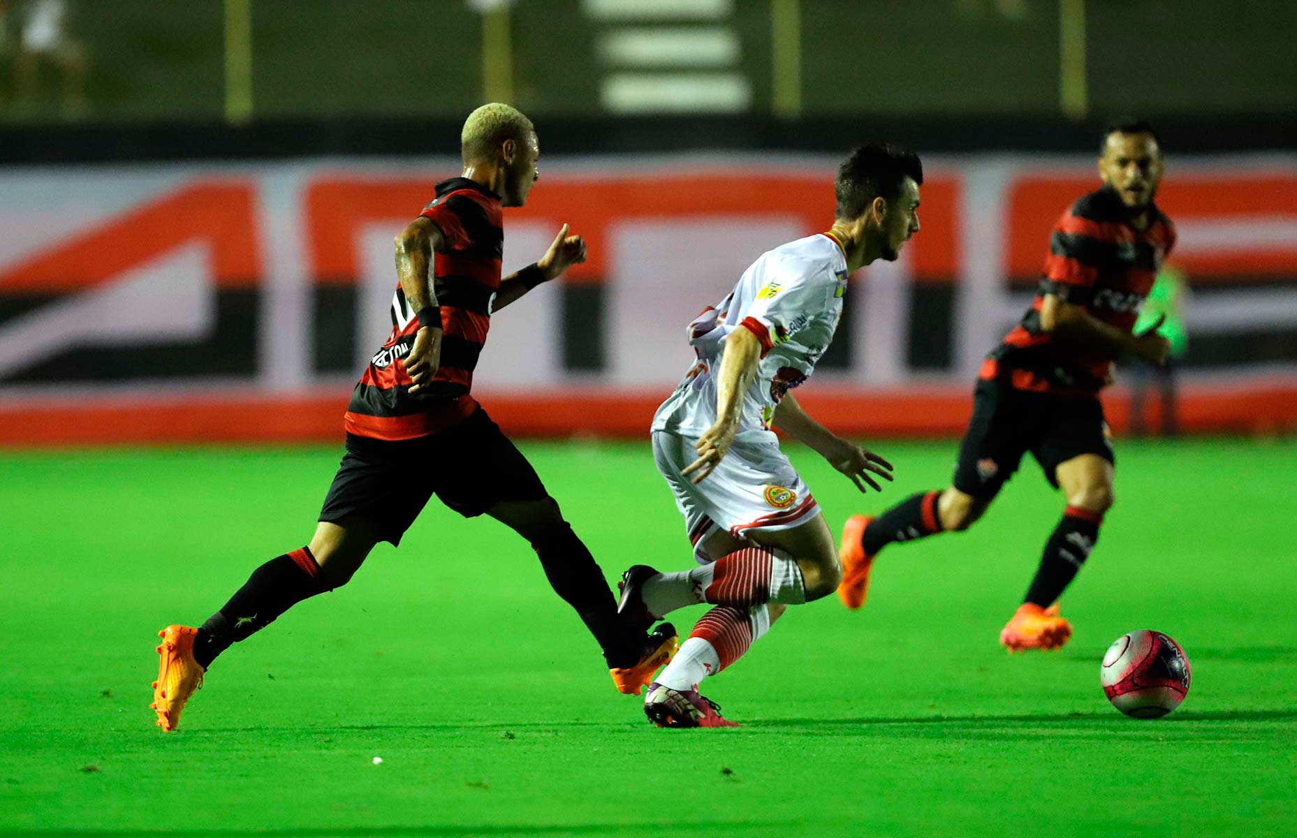 Com gol no final do 2º tempo, Vitória empata na estreia do Baianão