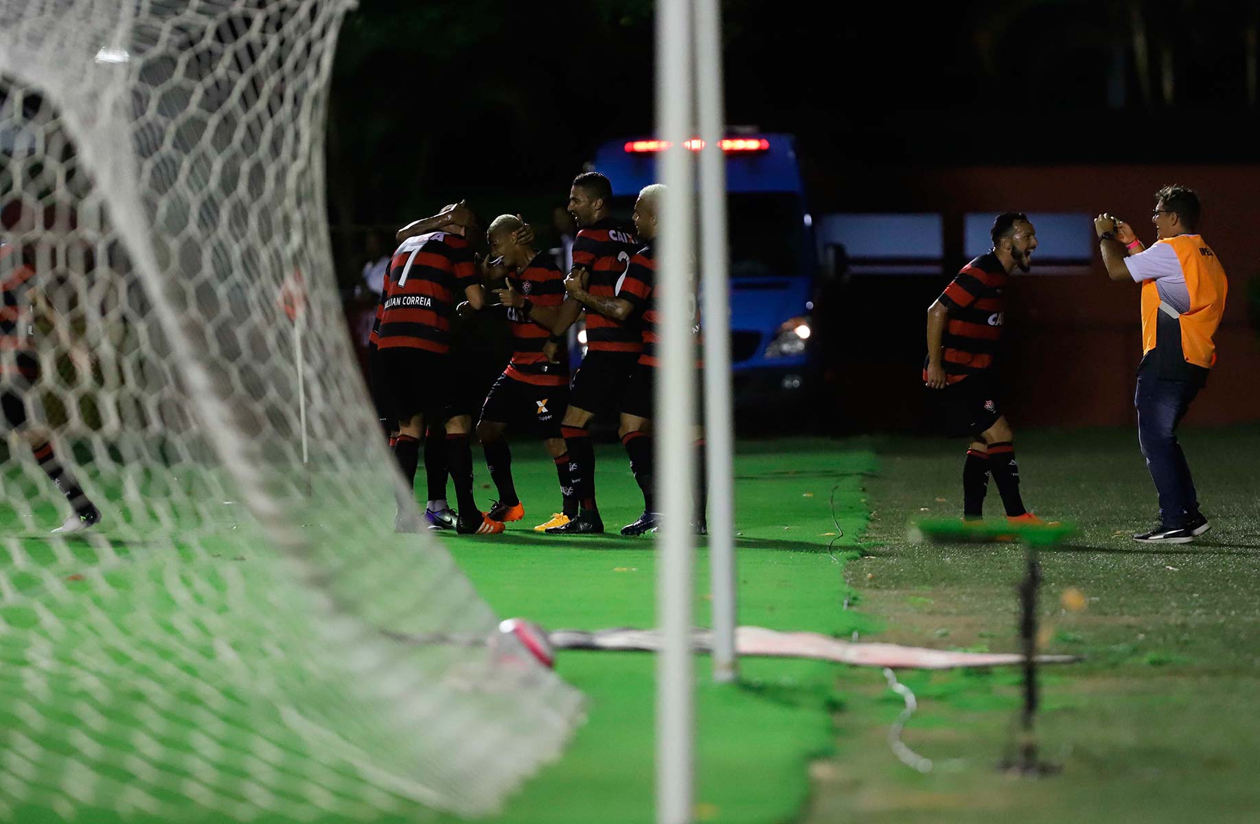 Com gol no final do 2º tempo, Vitória empata na estreia do Baianão