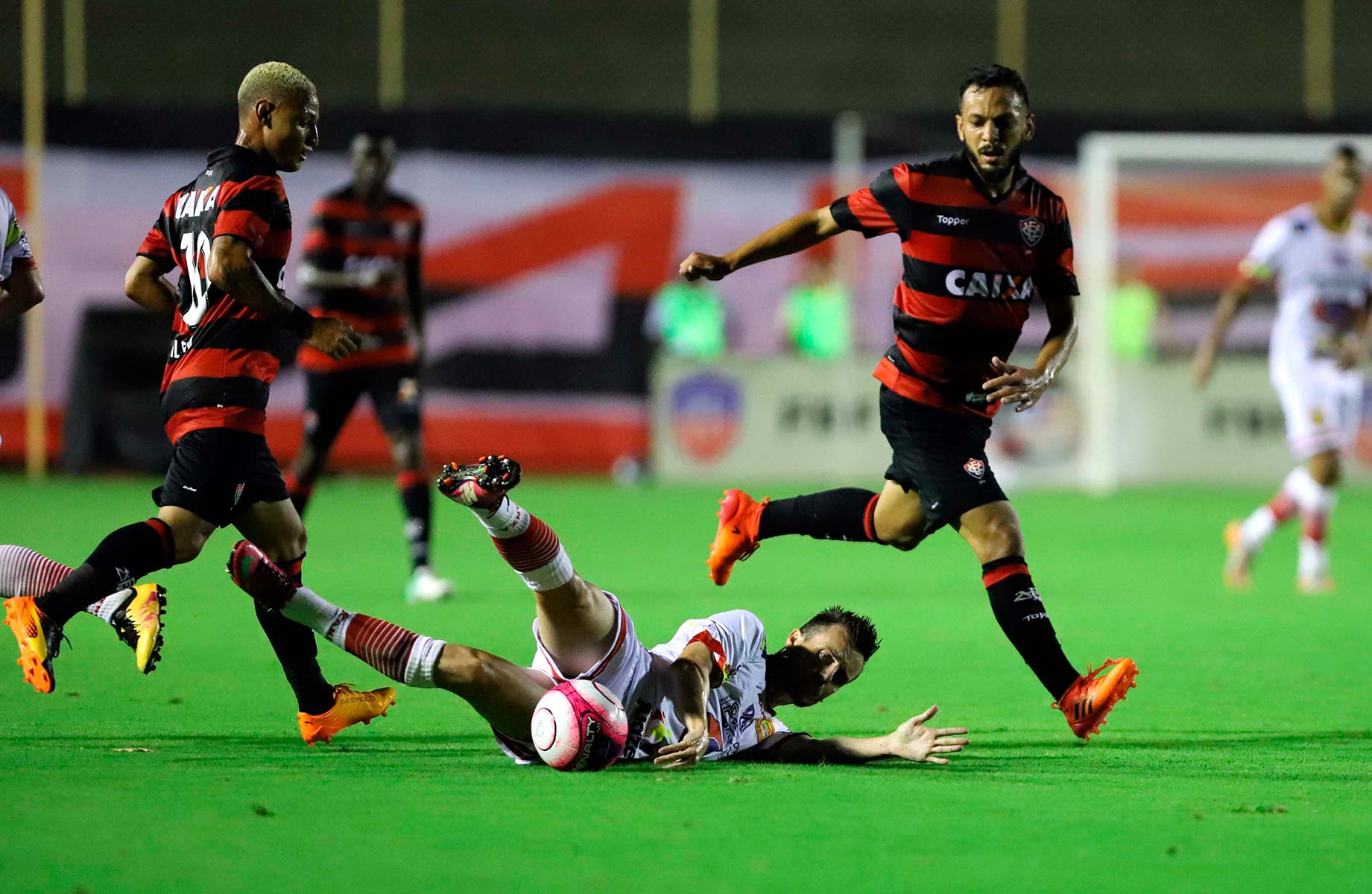 Com gol no final do 2º tempo, Vitória empata na estreia do Baianão