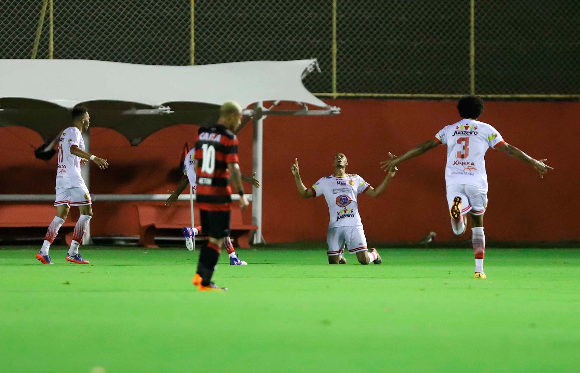 Com gol no final do 2º tempo, Vitória empata na estreia do Baianão