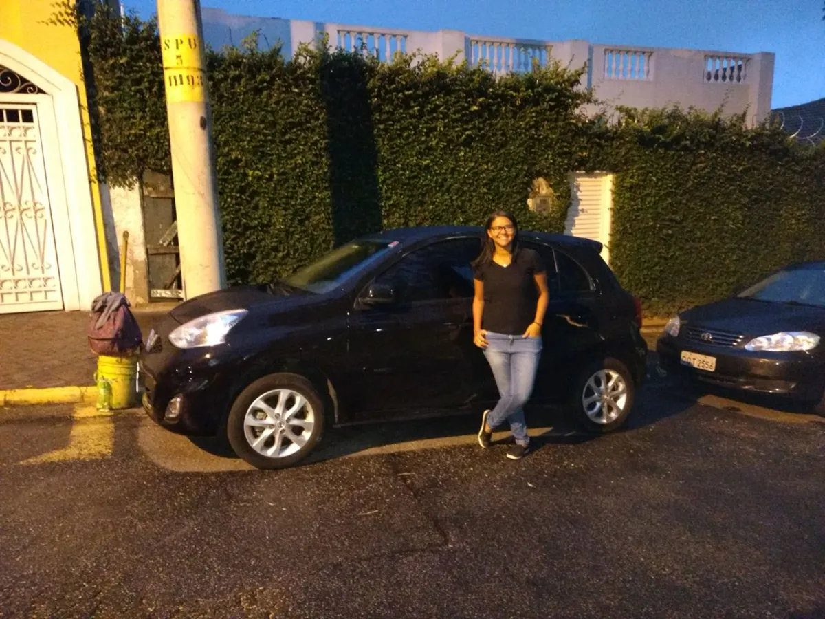 Lislaina Matos aproveita o carro do amigo para fazer o test drive antes de comprar seu primeiro veículo