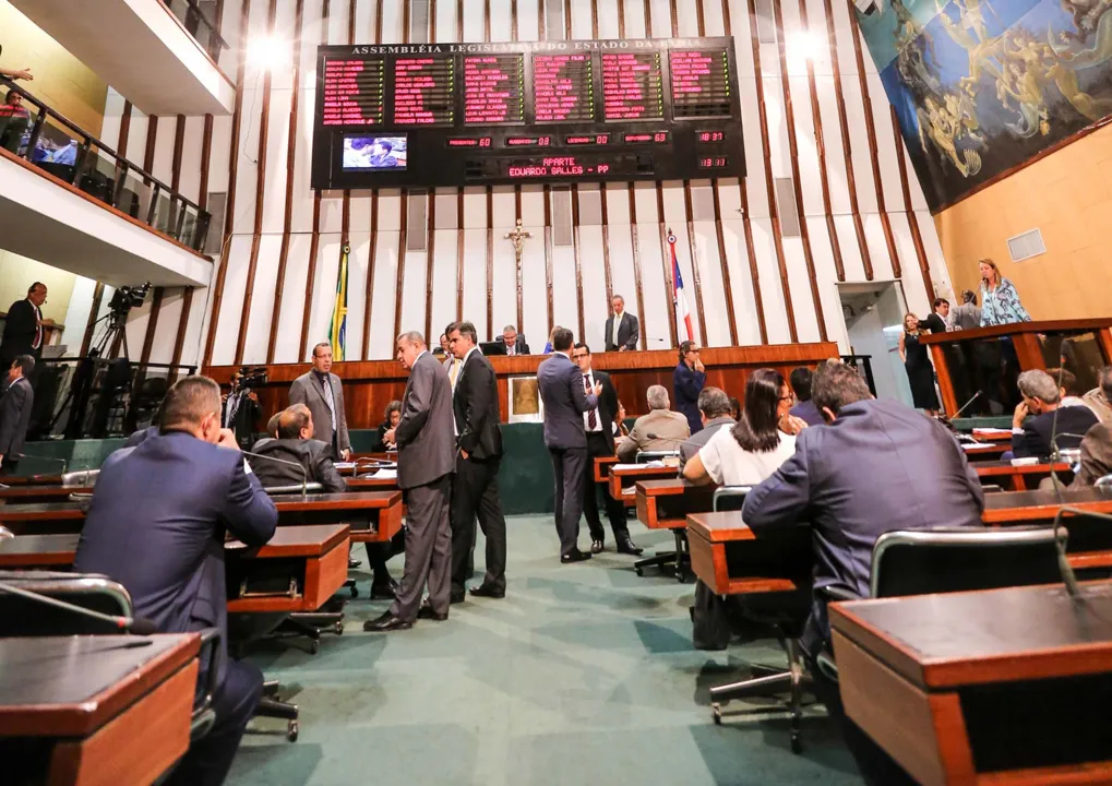 Número de temporários é mais que o dobro de efetivos, incluindo deputados