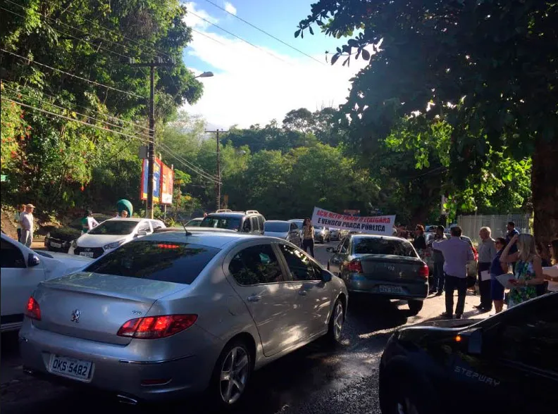 Ato congestionou as duas pistas da rua Wanderley Pinho