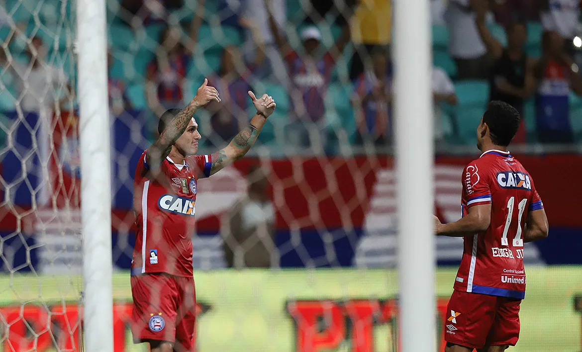 Vinicius (esq.) e Edigar Junio fizeram os gols do Bahia