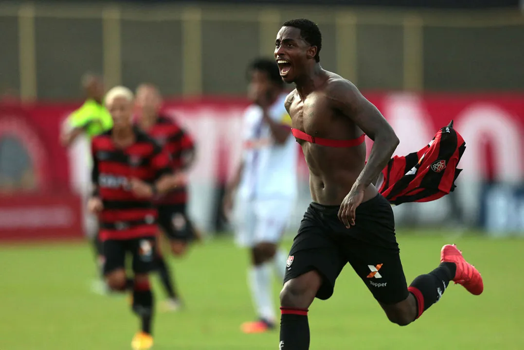 Denilson marcou o terceiro gol do Leão