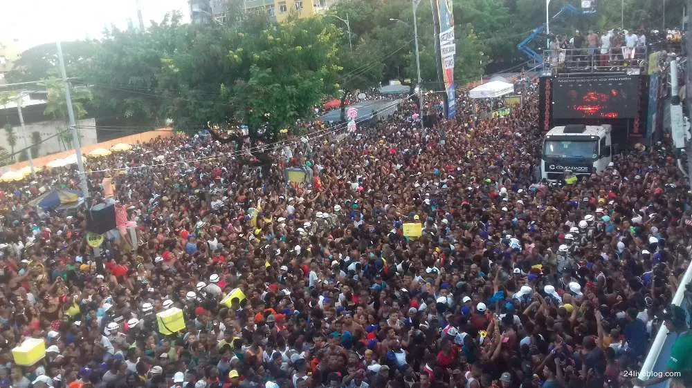 Trio sem cordas de Kannário reúne milhares de pessoas no Campo Grande