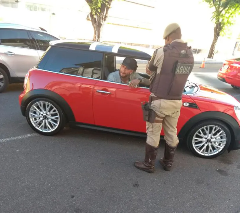 Ao avistar blitz, 'Kannário' engatou a marcha ré, estacionou o carro e pediu uma carona