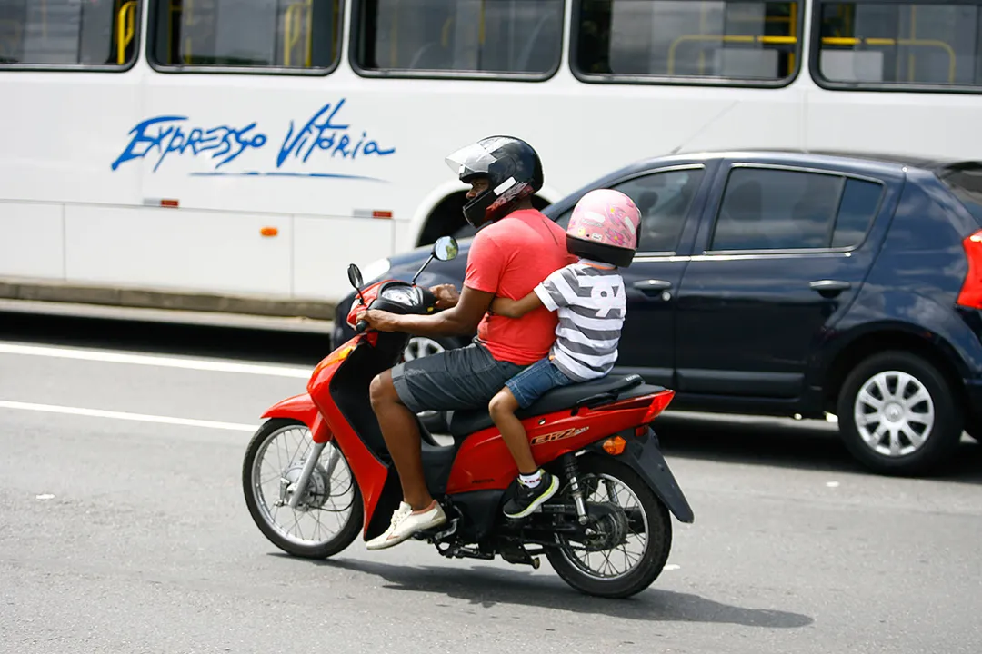 O capacete é obrigatório, precisa ser do tamanho exato da crianca e ter o selo do Inmetro