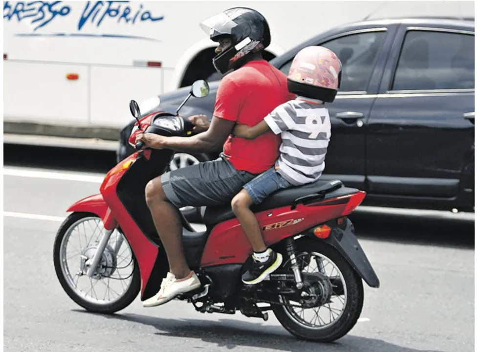 De acordo com o CTB, criança de até 7 anos não pode andar como garupa nas motocicletas