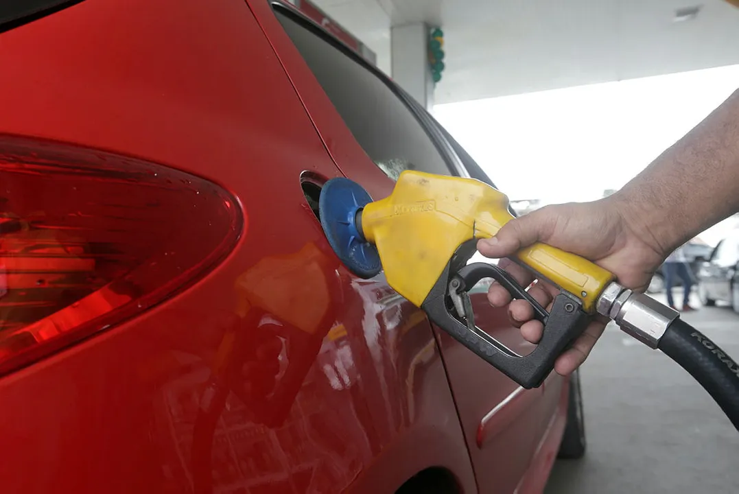 Litro da gasolina negociada nas refinarias passou de R$ 1,5087 para R$ 1,4675