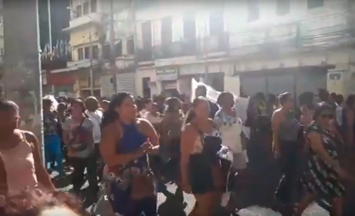 Trabalhadores saíram da Praça da Piedade com destino à Praça Municipal