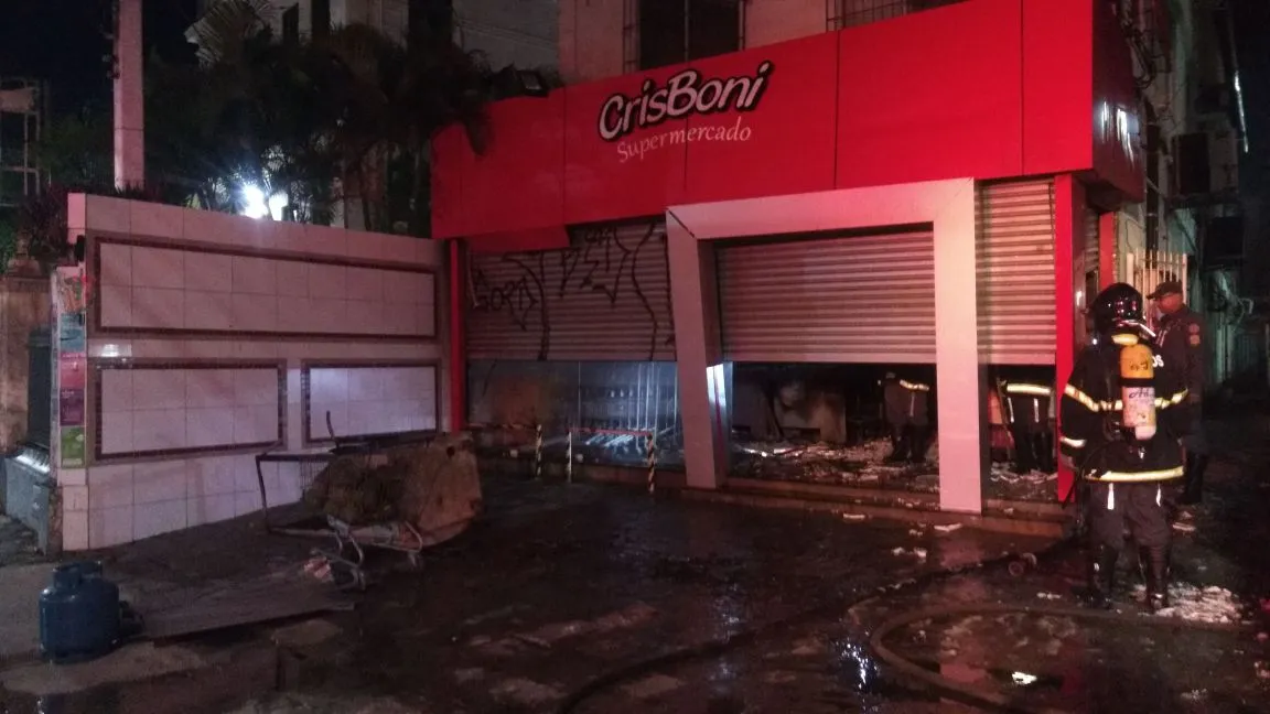 Estabelecimento atingido pelo fogo fica na avenida Leovigildo Filgueiras