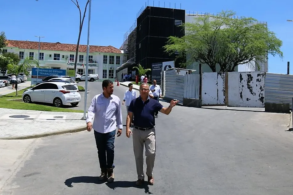 Na inspeção, o secretário da Saúde do Estado da Bahia, Fábio Vilas-Boas, verificou que as obras estão com mais de 90% concluído