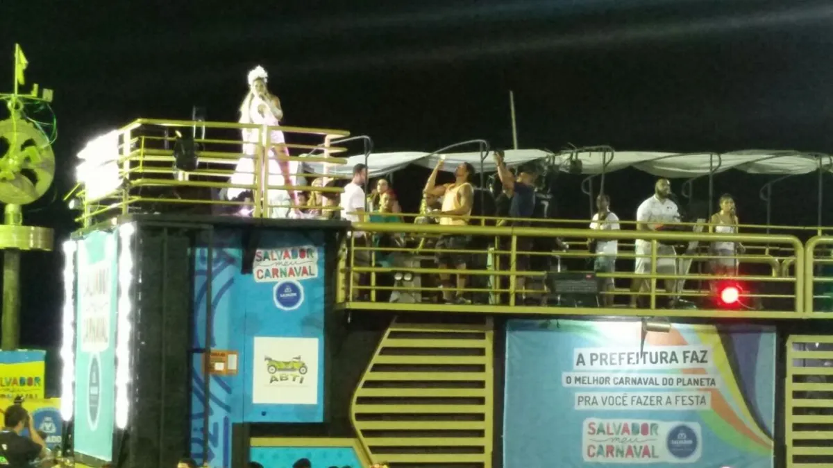 Cantora homenageou Ivete Sangalo pelo nascimento das gêmeas