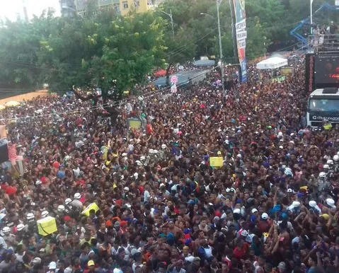 Marcado por confusão, desfile de Igor Kannário atrai multidão