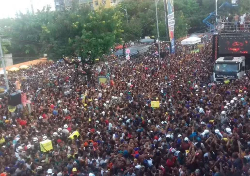 O cantor se apresenta nesta terça-feira, na Praça Castro Alves.