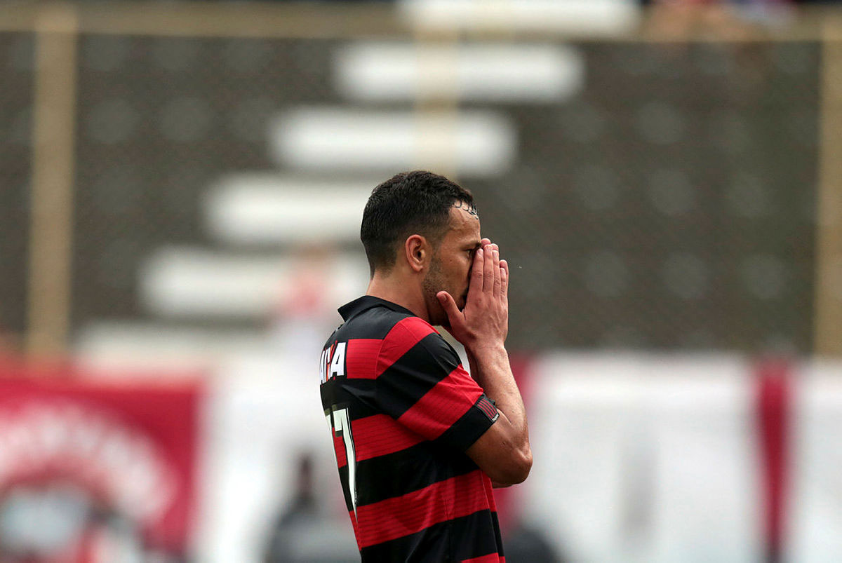 Vitória "acorda" no segundo tempo e goleia o Bahia de Feira